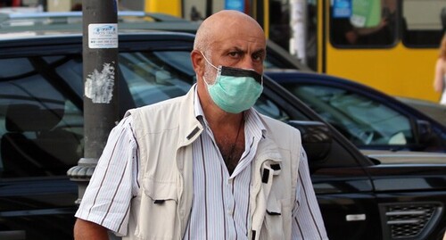 Мужчина в медицинской маске в Грузии. Фото Инны Кукуджановой для "Кавказского узла"
