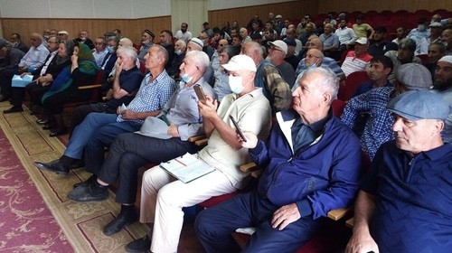 Участники общественных слушаний в Кумторкалинском районе, 15 сентября 2021 года. Фото Расула Магомедова для "Кавказского узла".