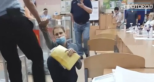 Выдворение Дениса Ночевки с избирательного участка. Кадр видео  https://vk.com/wall-156274117_379454