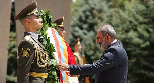Премьер-министр Никол Пашинян  посетил военный пантеон "Ераблур" в связи с отмечаемым 21 сентября Днем Независимости страны. Фото пресс-службы премьер-министра 