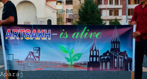 Факельное шествие "Арцах (Нагорный Карабах) живет" в Степанакерте. Фото: https://www.facebook.com/aparaj.am/photos/pcb.4283247795119670/4283241195120330/?type=3&theater
