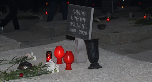 Памятник на могиле погибшего в карабахской войне. Фото Тиграна Петросяна для "Кавказского узла"