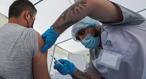 Медицинский работник делает прививку. Фото: REUTERS/Tatyana Makeyeva