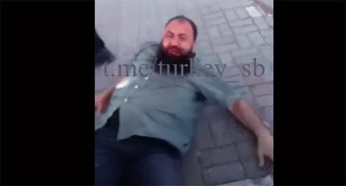 Кадр видео избиения бывшего чеченского силовика в Стамбуле. Скриншот видео https://www.youtube.com/watch?v=ysgO42WWwMw