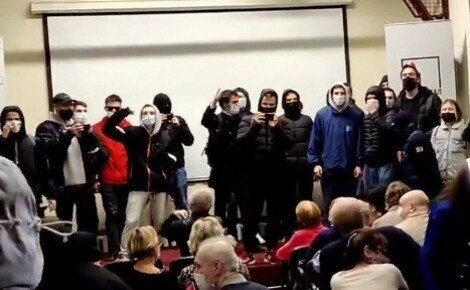 Группа молодых людей ворвалась в офис Правозащитного центра "Мемориал" Стоп-кадр видео https://t.me/sotavision/29356