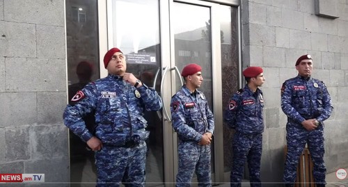 Сотрудники полиции у входа в штаб блока "Аруш Арушанян". Горис, 17 октября 2021 года. Кадр видео News.am https://www.youtube.com/watch?v=FF8yx_PxH-4