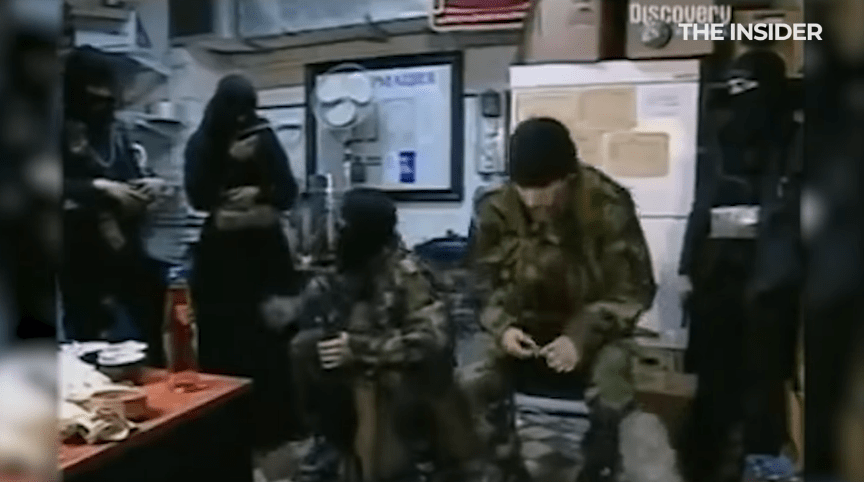 Террористы в Театральном центре на Дубровке, 2002 год. Скриншот с видео https://www.youtube.com/watch?v=nO7hg8r3qrg