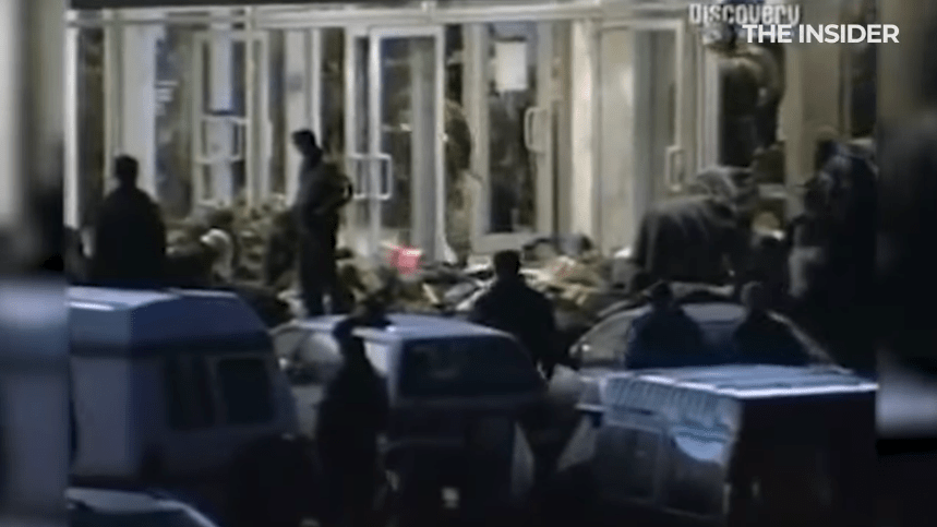 После штурма в Театральном центре на Дубровке, 2002 год. Скриншот с видео https://www.youtube.com/watch?v=nO7hg8r3qrg