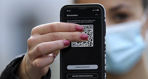 Девушка показывает QR-код на мобильном телефоне. Фото: REUTERS/Karina Hessland