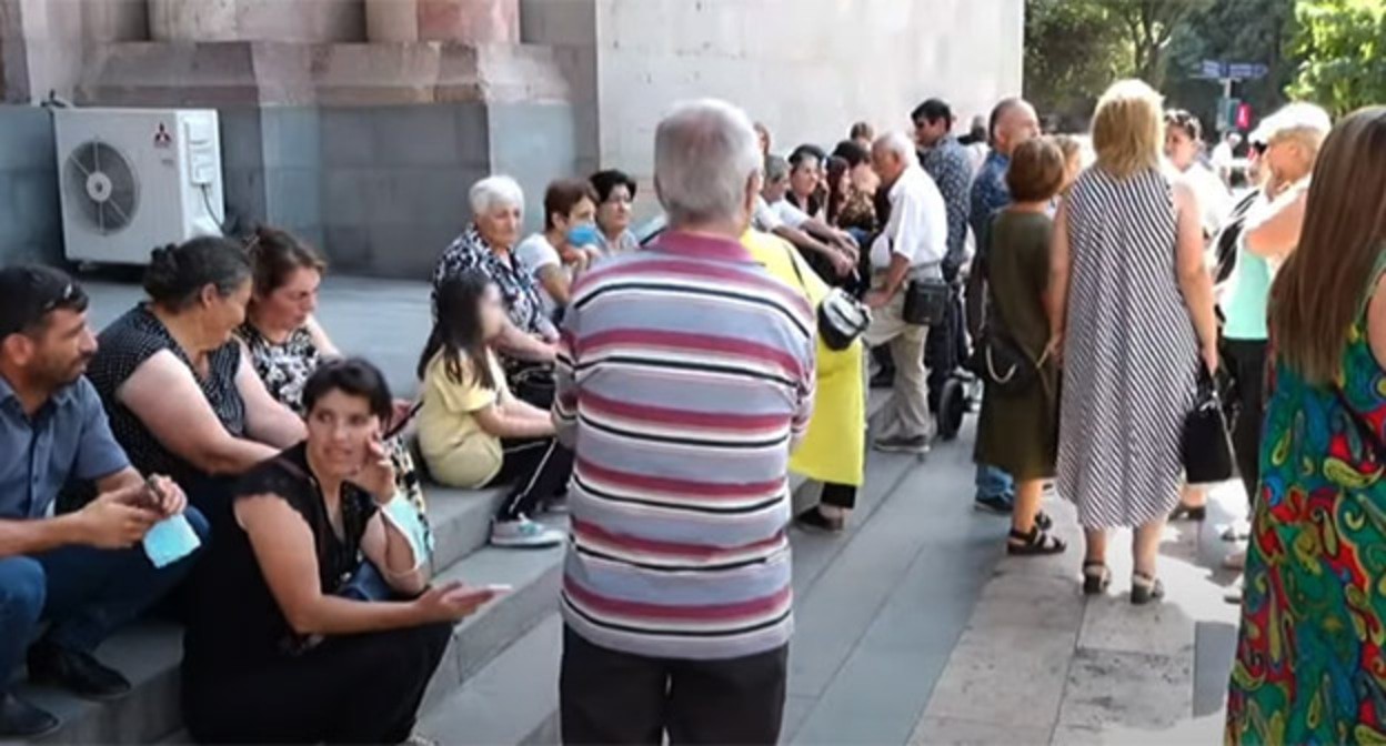 Акция протеста вынужденных переселенцев из Нагорного Карабаха возле здания правительства. Ереван, сентябрь 2021 г. Скриншот видео "NEWS AM"
https://www.youtube.com/watch?v=whtkzMr-6LM
