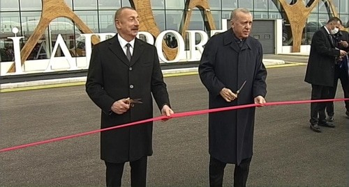 Ильхам Алиев и Реджеп Эрдоган, стопкадр видео канала BUDROOO NEWS 
https://www.youtube.com/watch?v=cpdO5FAl_m0&t=1s