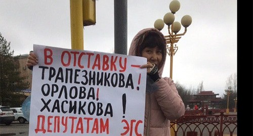 Валентина Эрдниева в одиночном пикете. Скриншот https://www.facebook.com/profile.php?id=100051310531342