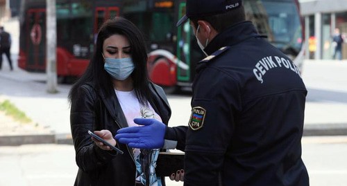Сотрудник правоохранительных органов Азербайджана  на улице Баку. Фото: REUTERS, Азиз Каримов
