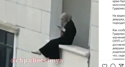 Девушка на краю балкона многоэтажного здания. Скриншот сообщения https://www.instagram.com/p/CVtOXY2AK4F/