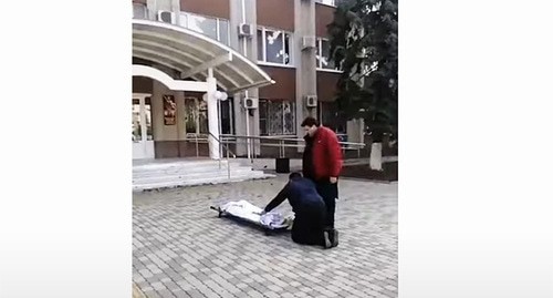 Родственники умершей женщины принесли ее тело к зданию администрации Тимашевского района. Скриншот видео  "yuga4u" https://www.youtube.com/watch?v=OGEhCiNUY0Q