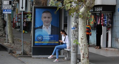 На автобусных остановках размещены агитационные плакаты "Грузинской мечты". Фото Инны Кукуджановой для "Кавказского узла"