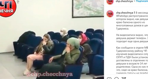 Девушки во время беседы с силовиками. Скриншот сообщения https://www.instagram.com/p/CVtOXY2AK4F/