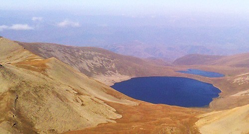 Черное озеро на границе Азербайджана и Армении. Фото: Albero https://ru.wikipedia.org/