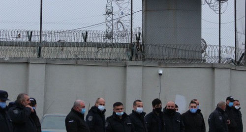 Сотрудники полиции у здания тюрьмы, где содержится М.Саакашвили. Фото Инны Кукуджановой для "Кавказского узла"