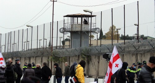 Сторонники Михаила Саакашвили во время акции возле тюрьмы, где она находится. Фото Инны Кукуджановой для "Кавказского узла"
