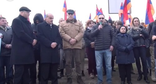 Участники акции протеста в Ереване. Стоп-кадр видео https://www.youtube.com/watch?v=cXy-9veJhnI&t=3460s
