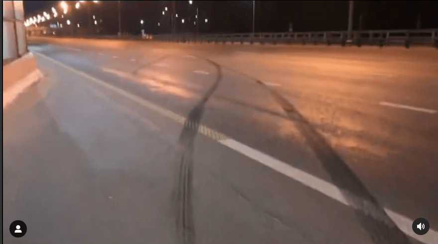 Стоп-кадр видео ДТП, опубликованного Губденским 5 марта 2021 года. https://www.instagram.com/p/CMCF7kXJOio/