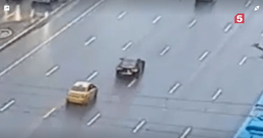 Машина с Губденским за рулем (черная) пересекает одну из полос движения. Стоп-кадр видео https://www.5-tv.ru/news/366449/vylet-navstrecnuu-polosu-bmw-spogibsim-blogerom-vmoskve-popal-navideo/