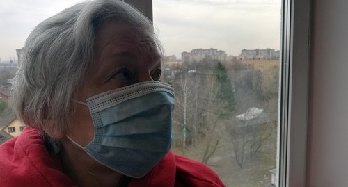 Пожилая женщина в медицинской маске. Фото Нины Тумановой для "Кавказского узла"