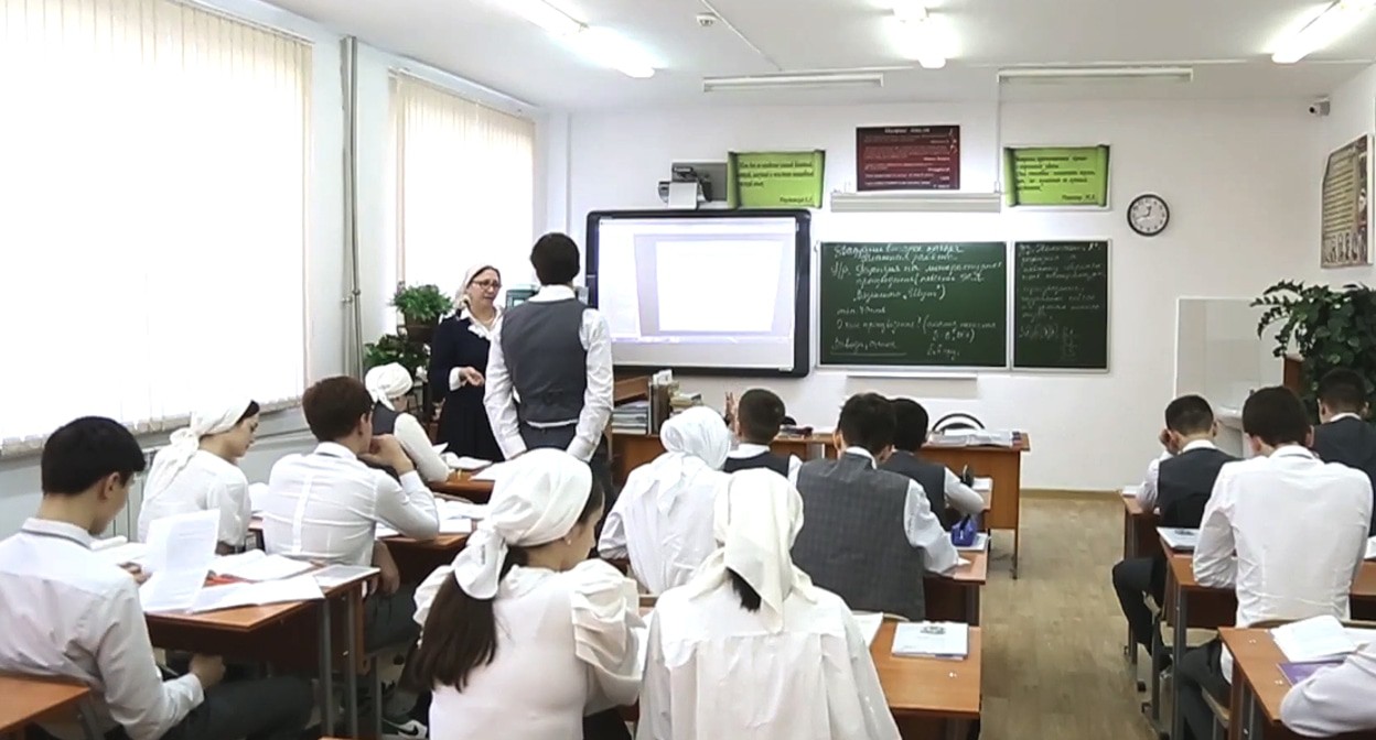 Ученики в  чеченской школе. Кадр видео 
Чечня Сегодня https://www.youtube.com/watch?v=iRUX2WWMY3E