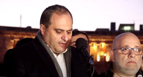 Ара Зограбян выступает на митинге в Ереване. Стоп-кадр видео канала  NEWS AM, https://www.youtube.com/watch?v=wOjKVCyf12U&t=390s
