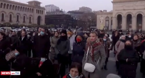 Участники митинга оппозиции в Ереване 27 ноября 2021 года. Стоп-кадр из видео на Youtube-канале NEWS AM. https://www.youtube.com/watch?v=xY1RIobTeFk