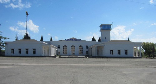 здание аэровокзала аэропорта Бабушара (Сухум). Фото Алекс Алекс Леп  https://commons.wikimedia.org/wiki/Category:Babushara_Airport