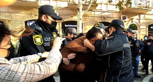 Задержание оппозиционного политика Тофига Ягублу. Фото Фаика Меджида для "Кавказского узла"