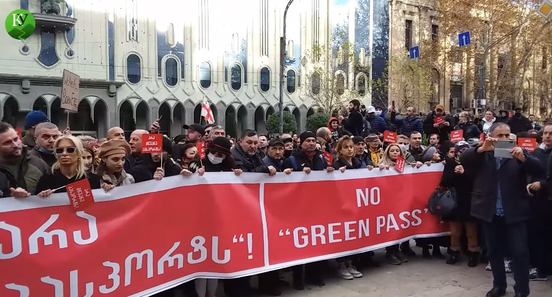Участники шествия против «зеленых паспортов» в Тбилиси 5 декабря 2021 года. Стопкадр из видео «Кавказского узла» https://www.kavkaz-uzel.eu/videos/6719
