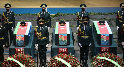 Пртреты погибших офицеров на похоронах. Фото Азиза Каримова для "Кавказского узла"