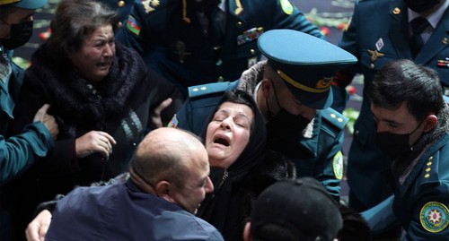Родственники погибших офицеров на похоронах. Фото Азиза Каримова для "Кавказского узла"