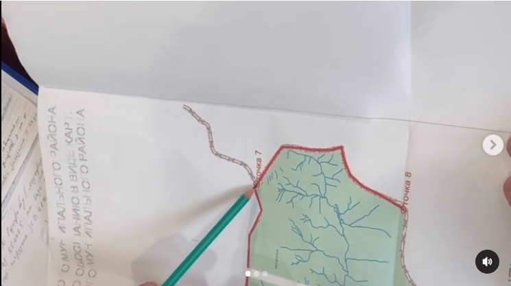 Глава администрации Джейрахского района Ахмед Льянов демонстрирует новую линию пограничной зоны на участке, примыкающем к Чечне. Стоп-кадр видео https://www.instagram.com/p/CXQpPSHsh8M/