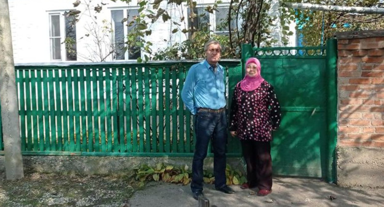  Супруги Зиуад Аюб и Лара Хаджмухамед возле своего нового дома. Фото  Ольга Эфендиева для "Кавказского узла"