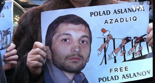 Плакат с портретом Полада Асланова. Скриншот видео https://www.amerikaninsesi.org