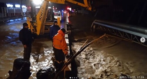 Ликвидация последствий сильных дождей в Анапе. Скриншот со страницы администрации города в Instagram. https://www.instagram.com/p/CX6PIKJIlgR/