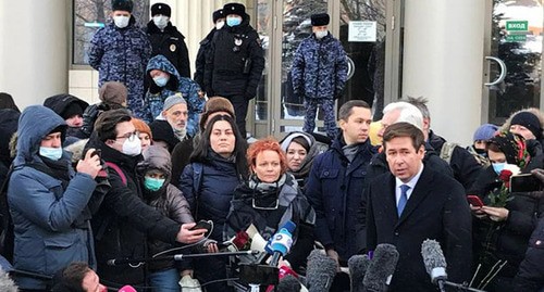 Адвокат Илья Новиков (справа) дает интервью журналистам возле здания Мосгорсуда после заседания суда. Москва, 29 декабря 2021 года. Фото: пресс-служба ПЦ "Мемориал" https://memohrc.org