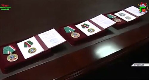 Медали "Заслуженный правозащитник Чеченской Республики", которыми награждены Рамзан Кадыров и его родители. Кадр видео ЧГТРК "Грозный" https://www.instagram.com/tv/CYGyTy-pZ7W/