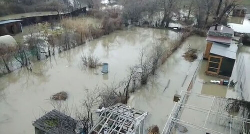 Затопленный двор дома в Анапе. 2 января 2022 года. Кадр видео, сделанного очевидцем  https://t.me/anapanovosti/10630