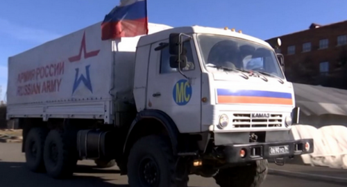 Машина российских миротворцев доставляет гуманитарную помощь в Нагорный Карабах. Фото пресс-службы Минобороны России.