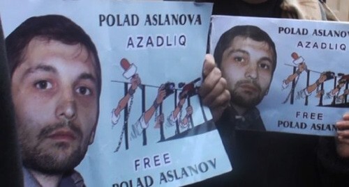Участники акции держат плакаты с изображением Полада Асланова. Скриншот видео "
Amerikanın Səsi" https://www.youtube.com/watch?v=MeItCVwfF20