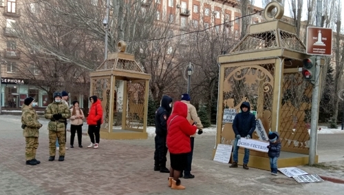 Прохожие фотографируются с Тельпуком и его плакатами. Волгоград, 9 января 2022 года. Фото Вячеслава Ященко для "Кавказского узла".