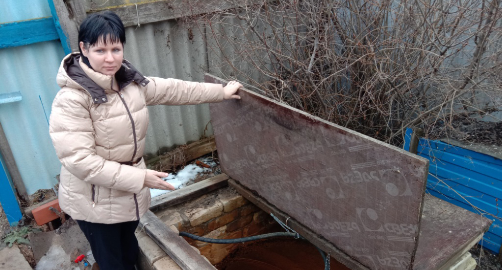 Многодетная мать Галина Святохо показывает колодец во дворе. Фото Вячеслава Ященко для "Кавказского узла" Многодетная мать Галина Святохо показывает колодец во дворе. Фото Вячеслава Ященко для "Кавказского узла"
