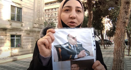 Жена журналиста Полада Асланова Гюльмира Асланова во время акции. Скриншот видео https://www.youtube.com/watch?v=EWOkpKJ25aY
