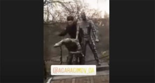 Стоп-кадр видео надругательства над памятником в воинской части на Кубани. Скриншот https://www.youtube.com/watch?v=AYHqMO-o4bU