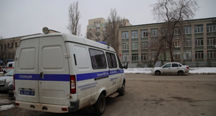 Автомобиль полиции у здания школы в Волгограде. Фото: Николай Смуров https://v1.ru/text/gorod/2020/01/17/66448552/